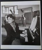 Robert Doisneau - La pianiste à plumes, Paris 1946