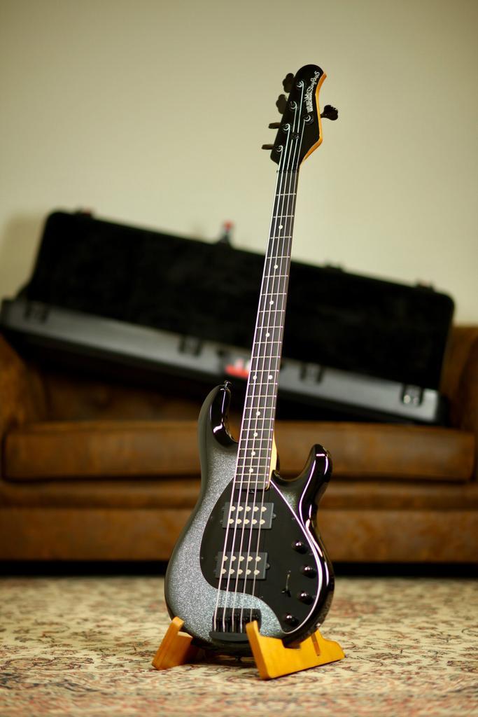 Music Man Stingray 5 | Black Rock, Muziek en Instrumenten, Snaarinstrumenten | Gitaren | Elektrisch, Verzenden