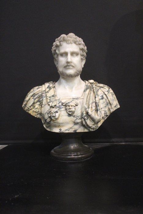 sculptuur, Busto di Imperatore in pregiato marmo, Antiek en Kunst, Antiek | Keramiek en Aardewerk
