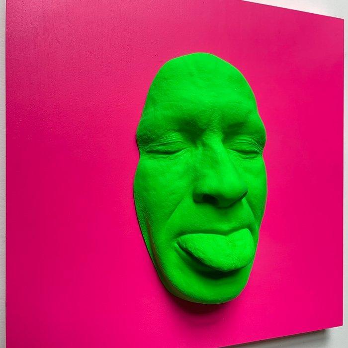 gregos - Fluo green mockery on pink background, Antiek en Kunst, Kunst | Designobjecten
