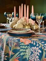 Tafelkleed met intens gekleurde bloemenprint, brede tafels.