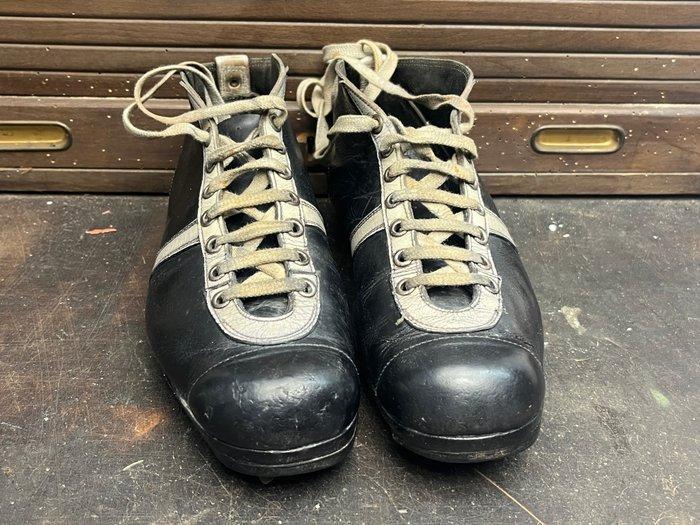 Antike Fußballschuhe 1925 (KEIN REPRO!) - 1925 - football,, Verzamelen, Overige Verzamelen