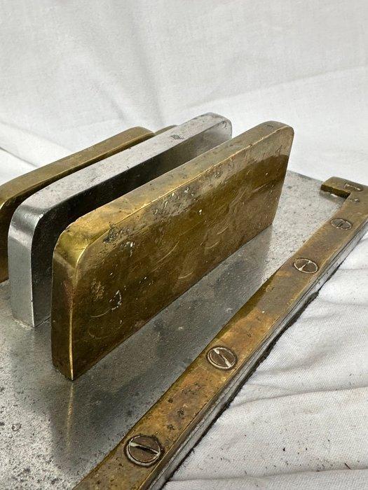 Brievenhouder - Aluminium, Messing - Stijl David Marshall, Antiek en Kunst, Kunst | Designobjecten