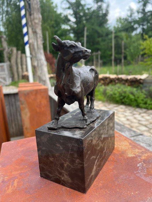 after Louis Carvin - sculptuur, Statige koe - 2,3 kg - 18 cm, Antiek en Kunst, Curiosa en Brocante