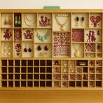 Kabinet - Houten toonzaal met rood kruis-stikselsampler -