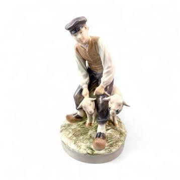 Royal Copenhagen - Beeldje - Shepherd herding sheep - 627