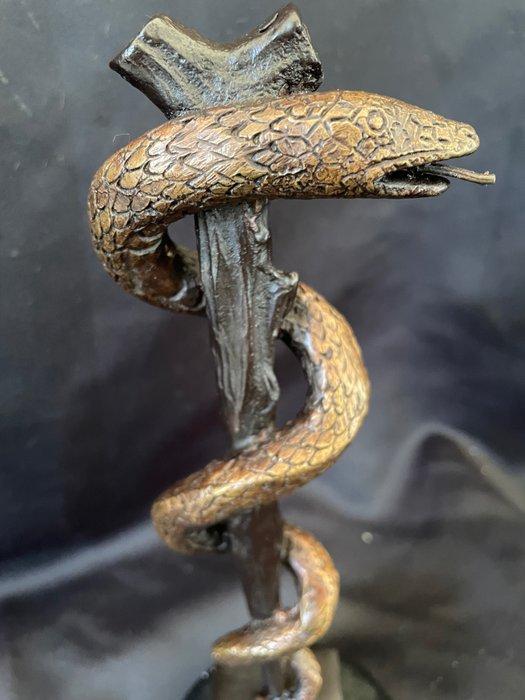 sculptuur, Rod of Asclepius - 23 cm - Gepatineerd brons, Antiek en Kunst, Curiosa en Brocante