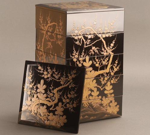 Zeer fijne jubako met ume en jonge dennenbomen maki-e, Antiek en Kunst, Antiek | Overige Antiek