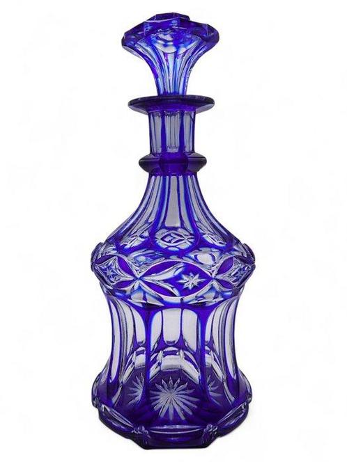 Carafe - Bohemian Decanter con Dettagli a Intaglio Blue, Antiek en Kunst, Antiek | Glaswerk en Kristal