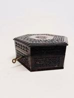 Boîte - Coffret à bijoux hexagonal en bois sculpté du XIXe, Antiquités & Art