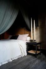 PRIX NON RÉSERVÉ - Une paire de grands rostrums despadon