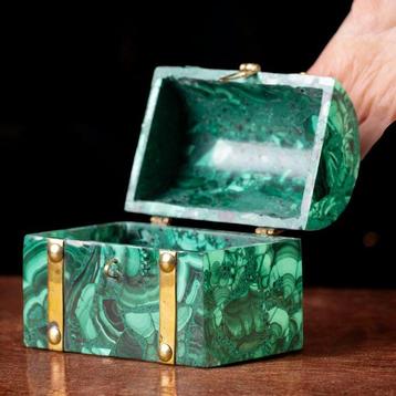 Une fascinante boîte à bijoux en mosaïque de malachite