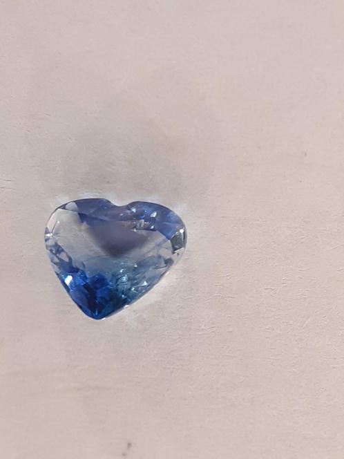 Natural Blue Sapphire - 0.68ct - heart - Heated - Madagascar, Handtassen en Accessoires, Edelstenen, Verzenden