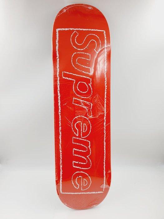 Kaws (1974) - Kaws x Supreme Red Skateboard Chalk Logo 2021, Antiek en Kunst, Kunst | Designobjecten