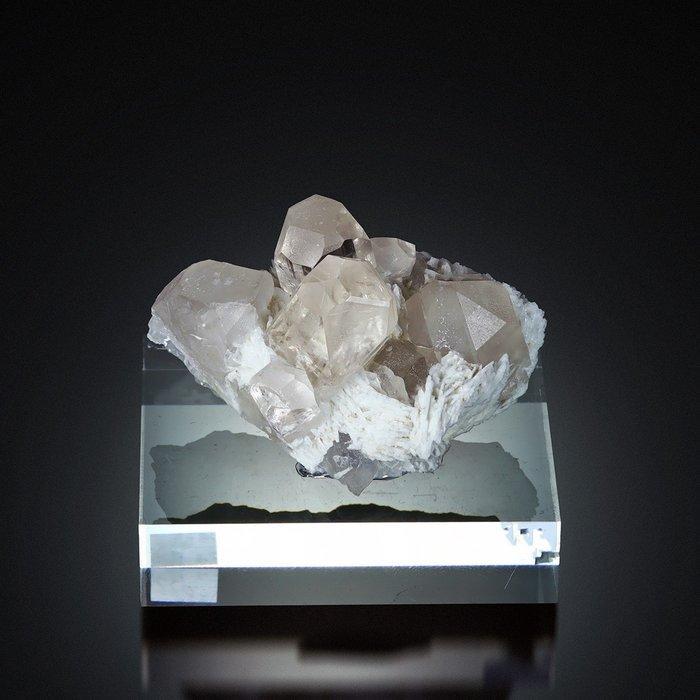 Prachtige combinatie van TOPAZ kristallen met QUARTZ op, Verzamelen, Mineralen en Fossielen