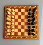 Schaakspel - in legno con scacchiera intarsiata – Italia,