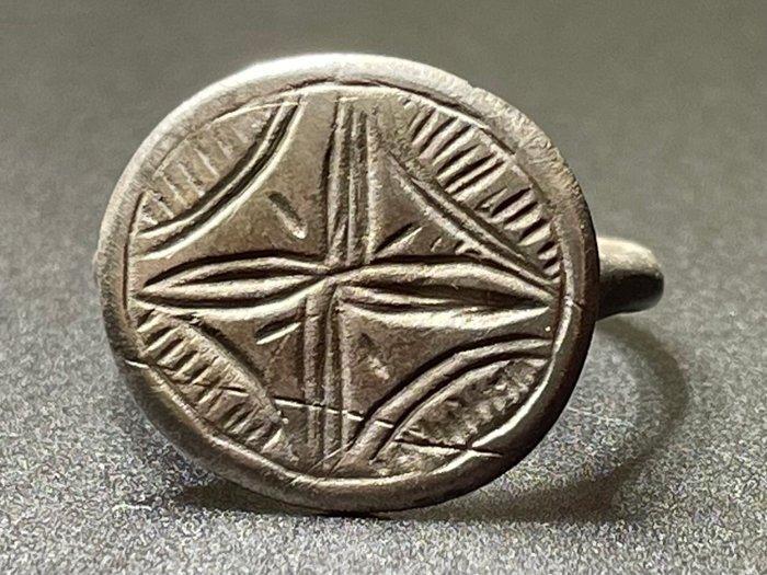 Middeleeuwen, kruisvaardersperiode Zilver Ring met een, Antiek en Kunst, Antiek | Overige Antiek