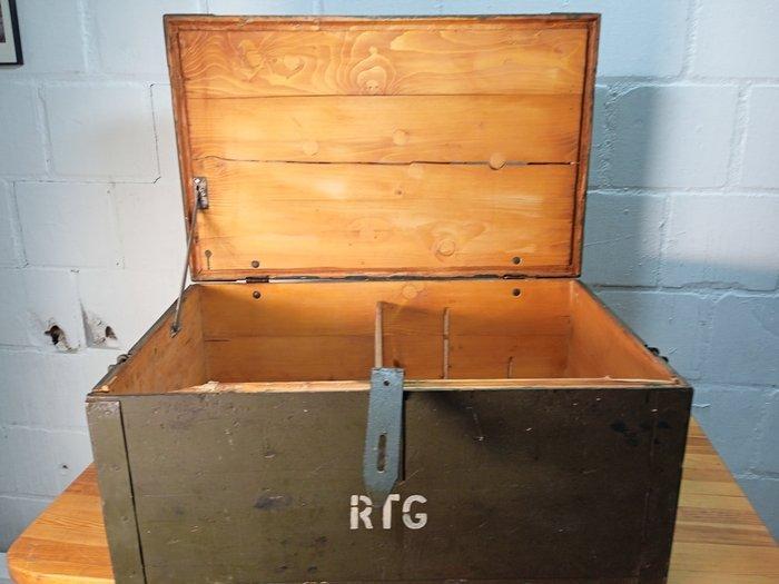 Kist - Grote militaire koffer - Staal, Vurenhout, Antiek en Kunst, Antiek | Wandborden en Tegels