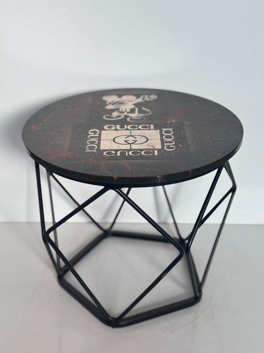 Rob VanMore - Tea-Time Gucci x Mickey Table - ø40cm, Antiquités & Art, Art | Peinture | Moderne