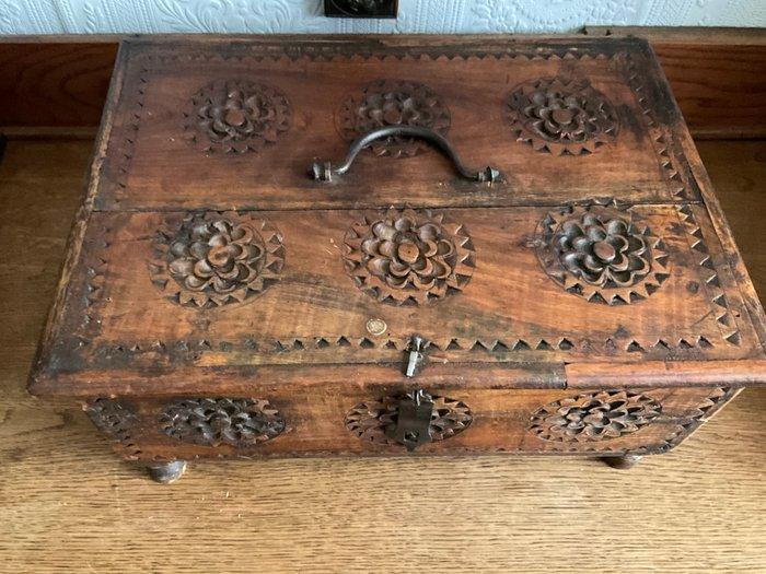 Vampire Hunting kit - Hout, Brons, Glas, Steengoed -, Antiek en Kunst, Antiek | Boeken en Manuscripten