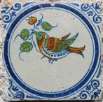 Tegel - Antieke tegel met vogel met takje. - 1600-1650, Antiek en Kunst