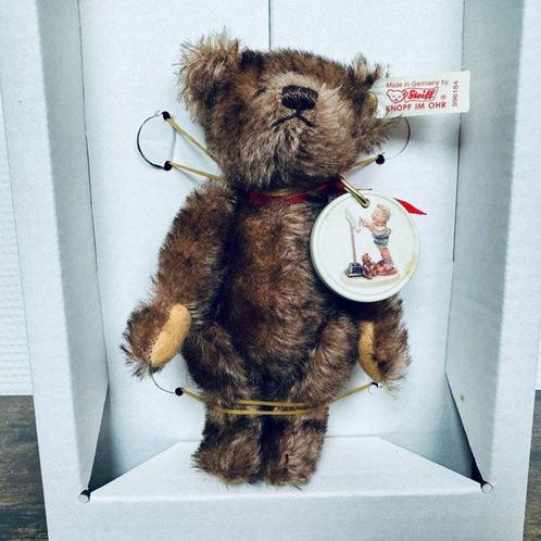 Hummel #826/I - Little Maestro + Steiff bear Set - Beeldje -, Antiek en Kunst, Curiosa en Brocante