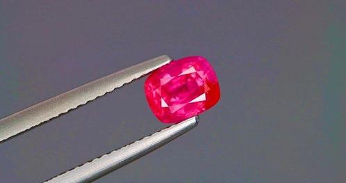 1 pcs Rood, Roze Saffier - 1.05 ct - Lotus Gemology - Heet, Handtassen en Accessoires, Edelstenen