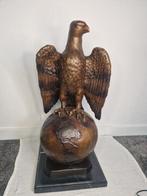 E. Mater - Beeld, bronzen beeld adelaar op een wereldbol -, Antiek en Kunst