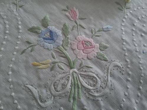 Tovaglia ricamata a mano in misto lino 12 posti ricamo nodo, Antiek en Kunst, Antiek | Tapijten, Tafelkleden en Textiel