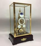 Skeletklok - Messing snekuurwerk onder glazen huis - Recent, Antiek en Kunst