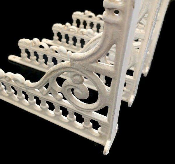 Decoratief ornament (4) - Europa - 4 gietijzeren muurbeugels, Antiek en Kunst, Kunst | Designobjecten