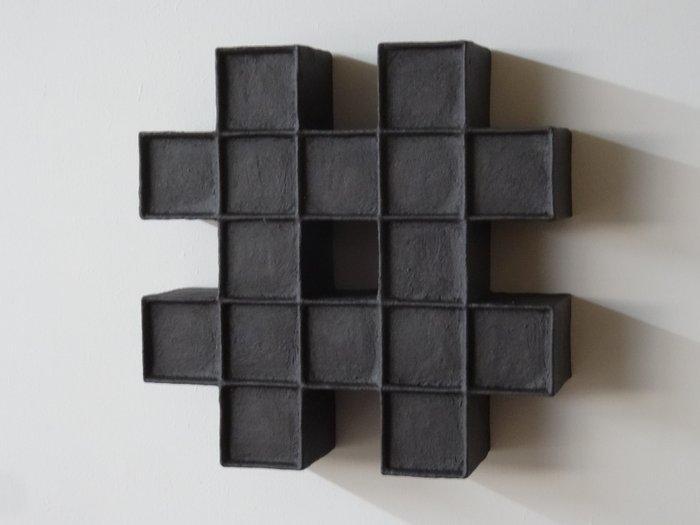 Hans Meeuwsen - Reliëf, 2025 - 57 zwarte hashtag - 125 mm, Antiek en Kunst, Kunst | Designobjecten