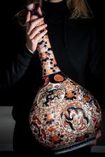 Vaas - Porselein, Emaille, Een grote Japanse Imari-vaas met, Antiek en Kunst
