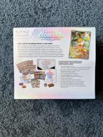 Pokémon - 1 Box - Evoluzioni Prismattiche - Scarlet & Violet, Hobby en Vrije tijd, Nieuw
