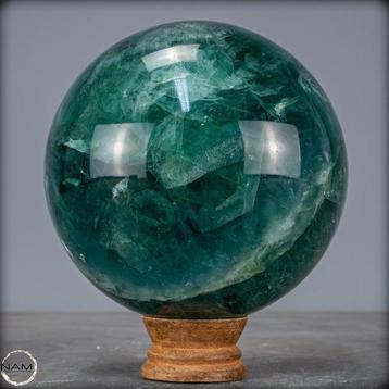 Sphère semi-transparente de fluorite verte de haute qualité