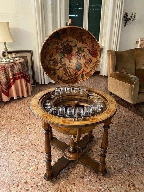 Globe bar - Versierd hout, Antiek en Kunst, Curiosa en Brocante