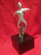 Beeldje - Abstract figuur - 1,1 kg - Aluminium en hout, Antiek en Kunst, Curiosa en Brocante