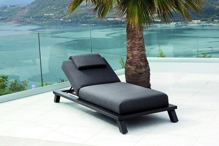 Flow. Crystal daybed sooty sunbrella |   Sunbrella | SALE, Tuin en Terras, Tuinsets en Loungesets