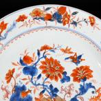Schotel - Un grand plat en porcelaine à décor de carpes et
