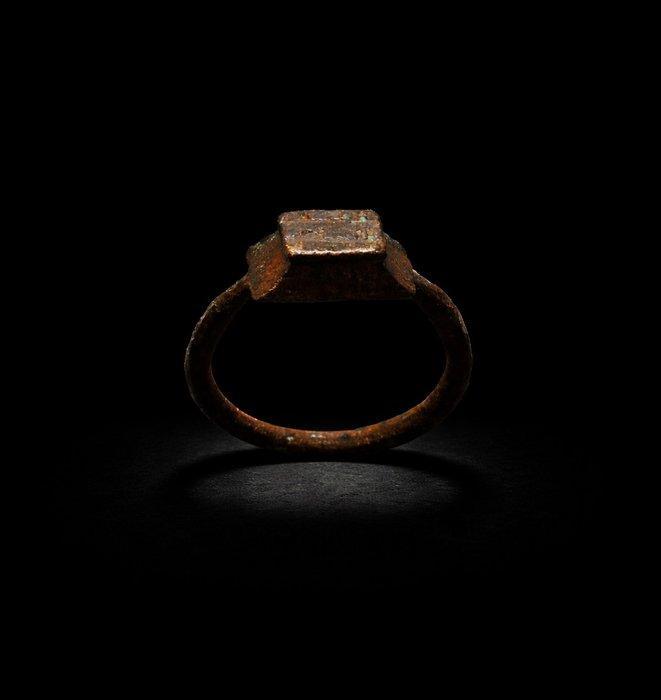 Vroeislamitisch Bronzen zegelring met Arabische inscriptie, Handtassen en Accessoires, Antieke sieraden
