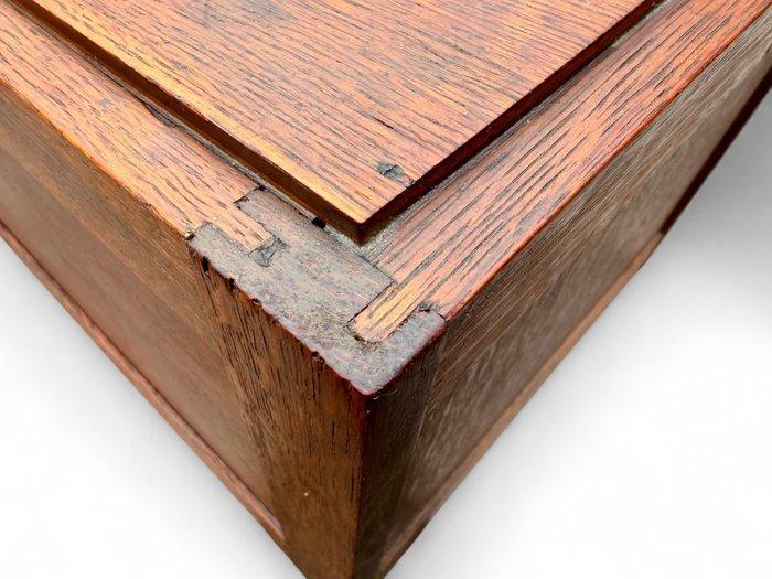 Kabinet - Eik - Kleine eiken ladekast met messing, Antiek en Kunst, Kunst | Designobjecten