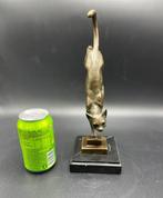 Beeldje - Bronzen kat die van de trap loopt. - Brons,, Antiek en Kunst