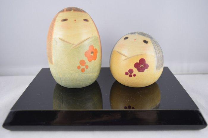Sato no Haru - 2 poupées kokeshi par Sanpei Yamanaka - Dans, Antiquités & Art, Curiosités & Brocante