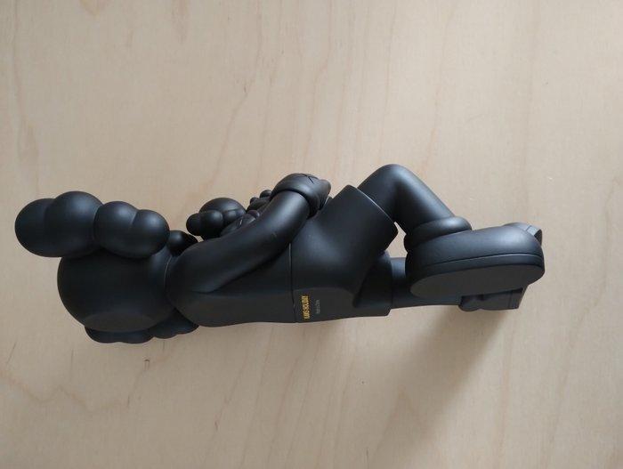 Kaws (1974) - KAWS - Holiday Singapore black, Antiek en Kunst, Kunst | Designobjecten
