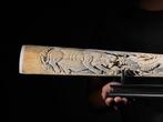 Geen reserveprijs - Uitgebeitelde grote zwaardvis tusk op, Antiek en Kunst