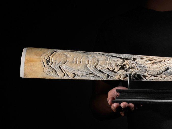 Geen reserveprijs - Uitgebeitelde grote zwaardvis tusk op, Antiek en Kunst, Kunst | Designobjecten