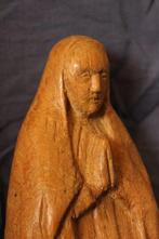 Statue de la Vierge en prière – bois exotique dense (acajou)