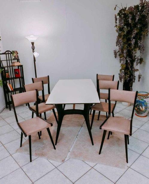 Eettafel - Hout - Tafel en zes stoelen in hout en formica, Antiek en Kunst, Kunst | Designobjecten