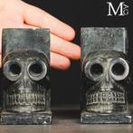 Boeksteun van natuurlijke steen met schedel – handgesneden, Antiek en Kunst