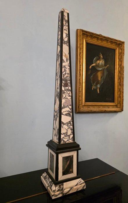 sculptuur, Grande Obelisco in marmi policromi - circa 1800 -, Antiquités & Art, Antiquités | Meubles | Chaises & Canapés